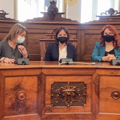 L’assessora al Welfare Barone assieme alla capogruppo del M5S Di Bari