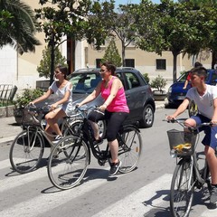 biciclettata attraversa il quartiere della SS. Trinità