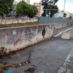 ripulita strada pedonale adiacente al liceo classico, nei pressi di piazza Soffici