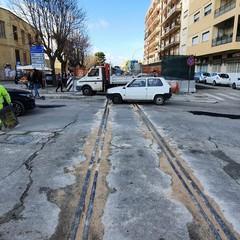 rimossi all'alba i cordoli del passaggio a livello di via Martiri di Cefalonia