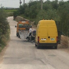 auto andata completamente distrutta: intervento della Polizia Locale e VV.F.