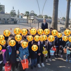 Scuola albero azzurro - attività di clean up del spiaggia