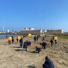 Scuola albero azzurro - attività di clean up del spiaggia