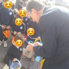 Scuola albero azzurro - attività di clean up del spiaggia