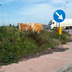 grossi massi alle rotatorie della provinciale Andria Trani