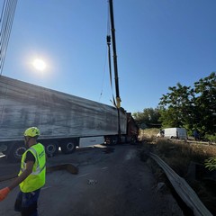 Camion frigo si ribalta sull'Andria Corato