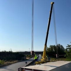 Camion frigo si ribalta sull'Andria Corato