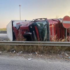 Camion frigo si ribalta sull'Andria Corato