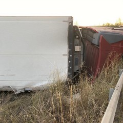 Camion frigo si ribalta sull'Andria Corato