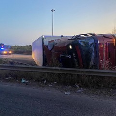 Camion frigo si ribalta sull'Andria Corato