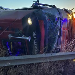 Camion frigo si ribalta sull'Andria Corato