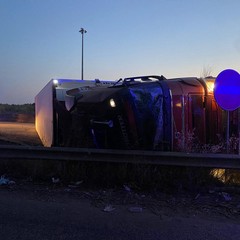 Camion frigo si ribalta sull'Andria Corato