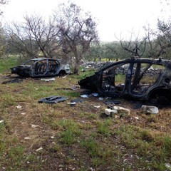 Auto incendiate e cannibalizzate