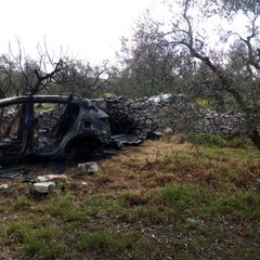 Auto incendiate e cannibalizzate