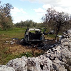 Auto incendiate e cannibalizzate