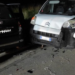 Grave incidente sulla strada tangenziale: scontro frontale tra due veicoli