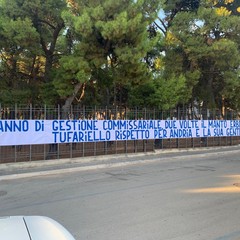 Lo striscione dei tifosi davanti allo stadio “Degli Ulivi”