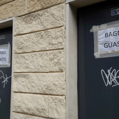 Bagni chiusi Monumento Caduti Andria