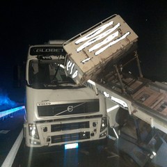 Carrello per traslochi finisce dentro la cabina di un tir sull' A/14 Andria Canosa di Puglia