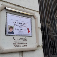 Campane a morto in piazza Duomo accolgono la salma di Vincenza Angrisano