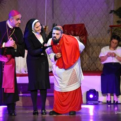 La CompagniAurea porta in scena lo spettacolo "Benedetto. Il Papa di Gesù"