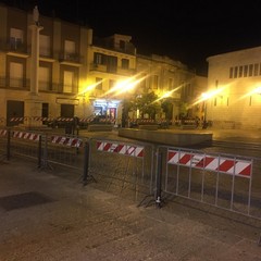 Piazza Duomo deserta ad Andria dopo le transenne anti assembramenti