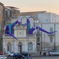 Piovra gigante con tentacoli al Festival Internazionale "Castel dei Mondi"