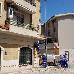 Cavi della luce divelti a causa di un camion in via Milite Ignoto