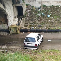 Auto rubata abbandonata nel canalone ad Andria