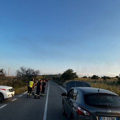 Automezzo prende fuoco sulla strada che da Andria porta a Castel del Monte