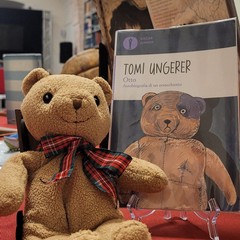 Letture ad alta voce e una mostra di giocattoli