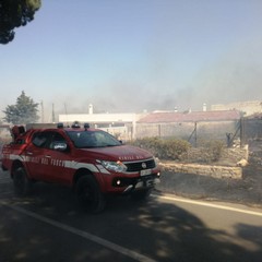 Castel del Monte circondato dalla fiamme: i Vigili de fuoco cinturano tutta la zona