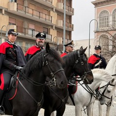 Sfilano per Andria le Carabiniere a cavallo