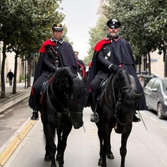 Sfilano per Andria le Carabiniere a cavallo