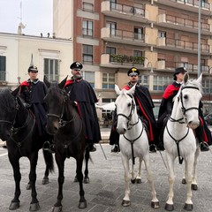 Sfilano per Andria le Carabiniere a cavallo