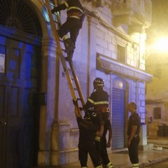 Prende fuoco cavo della fibra ottica in piazza Porta La Barra