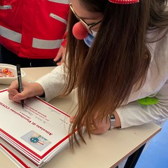 La Croce Rossa porta anche un sorriso ai bambini