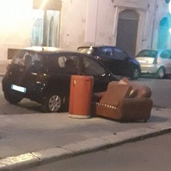 abbandono di mobilio in via Annunziata