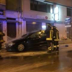 Incendio di una autovettura in via Barletta, arrivano i Vigili del fuoco