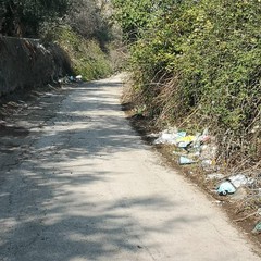 Via Macchie di rose, una strada impraticabile occupata da rifiuti di ogni genere