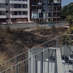 A fuoco erba secca ed arbusti nei pressi della RSA di via Carpaccio