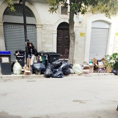 rifiuti assediano corso Cavour