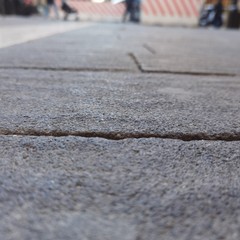 Mezzo pesante della raccolta rifiuti tenta di entrare nella zona pedonale