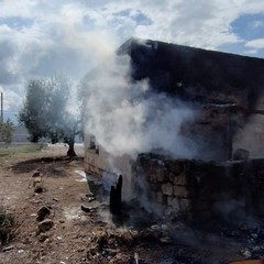 A fuoco casolare disabitato