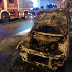 due auto distrutte dalle fiamme in corso Italia