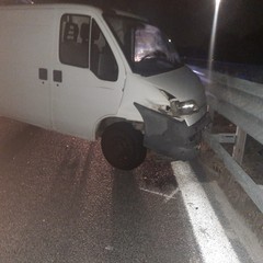 Carrello per traslochi finisce dentro la cabina di un tir sull'A/14 Andria Canosa di Puglia