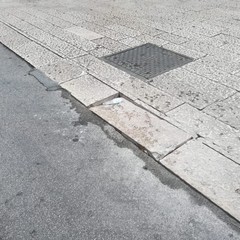 basola pericolosa in via De Anellis angolo via Museo del Confetto