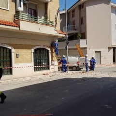 Cavi della luce divelti a causa di un camion in via Milite Ignoto