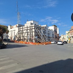 Piazza Municipio ostaggio dei ponteggi