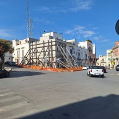 Piazza Municipio ostaggio dei ponteggi